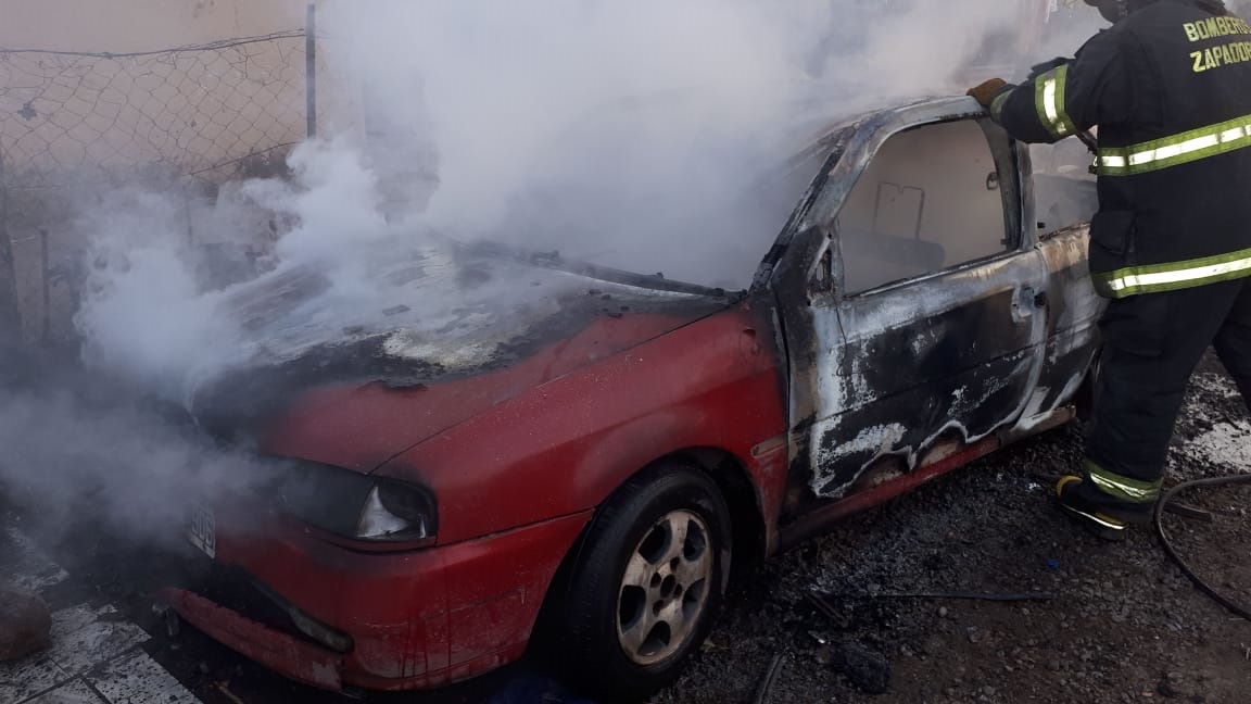 Un auto quedó totalmente destruido por el fuego