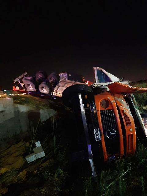 Chocaron un camión con un auto en la autopista Rosario – Córdoba