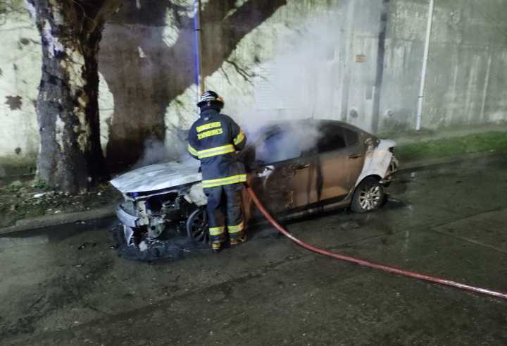 Un auto resultó totalmente destruido por el fuego