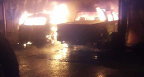 El fuego destruyó dos vehículos en un incendio que habría sido intencional
