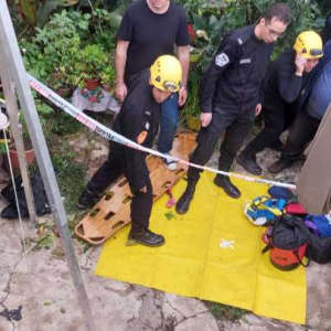 Mujer de 72 años cayó en un profundo pozo en el patio de su casa y fue rescatada por bomberos 