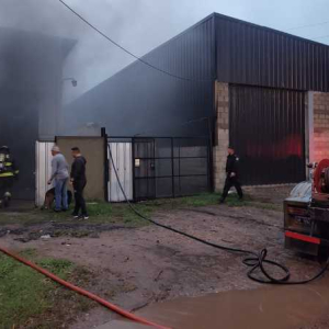 Bomberos sofocaron distintos incendios de vehículos en San Lorenzo 