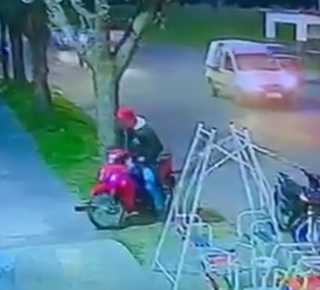 Robaron una moto afuera de un local comercial en Fray Luis Beltrán y todo quedó registrado por las cámaras