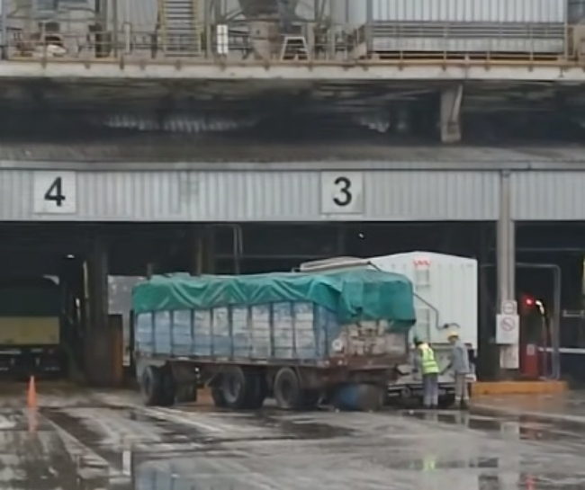 Accidente en la planta de Renova en Timbúes: un acoplado se desprendió durante la descarga