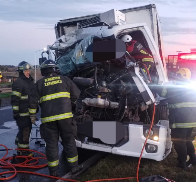 Chacaron un colectivo y un camión en la Autopista Rosario – Santa Fe: un hombre atrapado