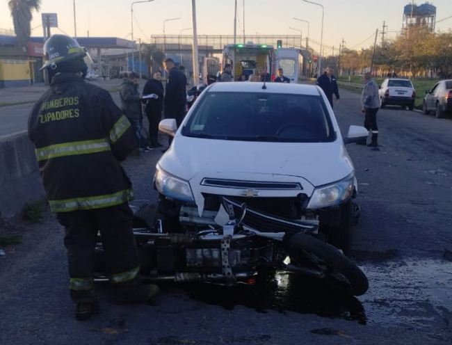 San Lorenzo: un automóvil en contramano chocó contra una motocicleta en avenida San Martín