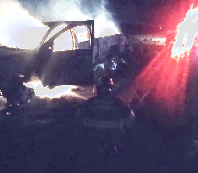 Una camioneta que transportaba fardos se incendió en el Camino de la Cremería