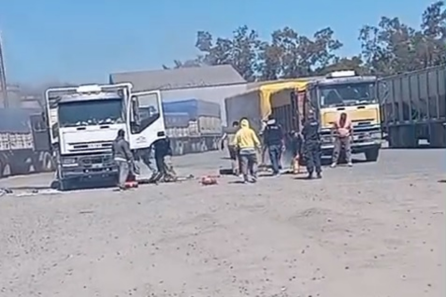 Tensión en Cofco: un camión se prendió fuego en plena espera de descarga