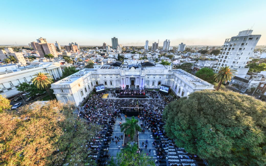 Autoridades de los tres poderes, representantes de la sociedad civil y vecinos ya juraron la nueva Constitución de la Provincia