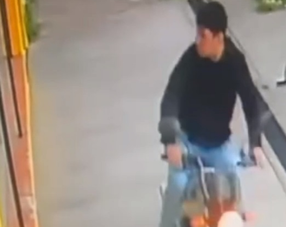 Robó una moto en pleno centro de Fray Luis Beltrán y quedó registrado en las cámaras