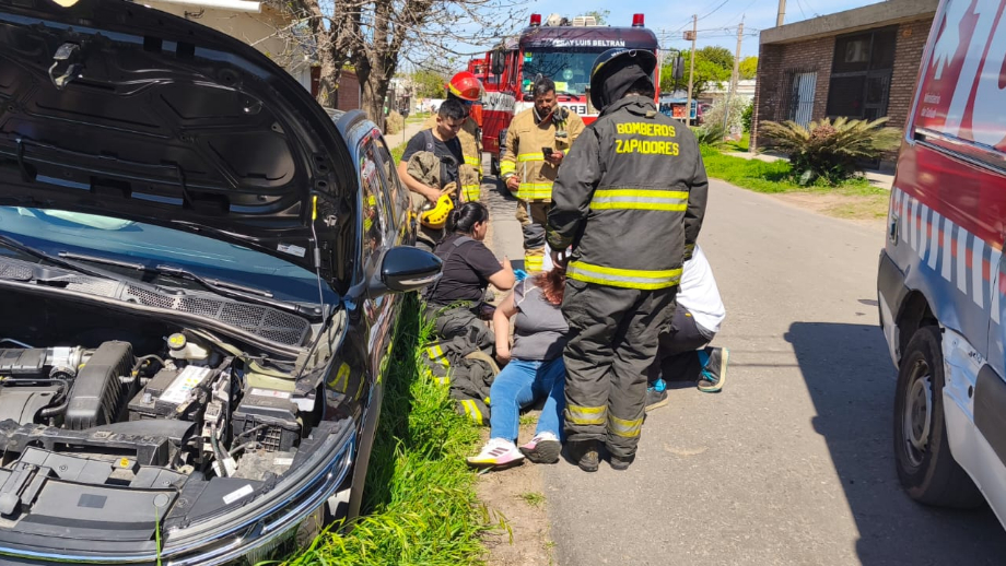 Accidente en Fray Luis Beltrán: una mujer quedó atrapada dentro de su vehículo tras chocar contra un árbol
