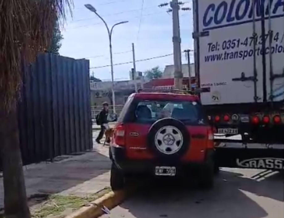 Accidente de tránsito en San Lorenzo: una camioneta chocó contra un camión en San Luis y Sargento Cabral