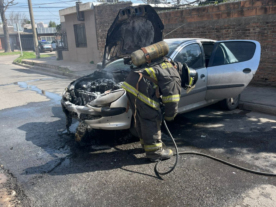 Un automóvil se incendió en plena calle 