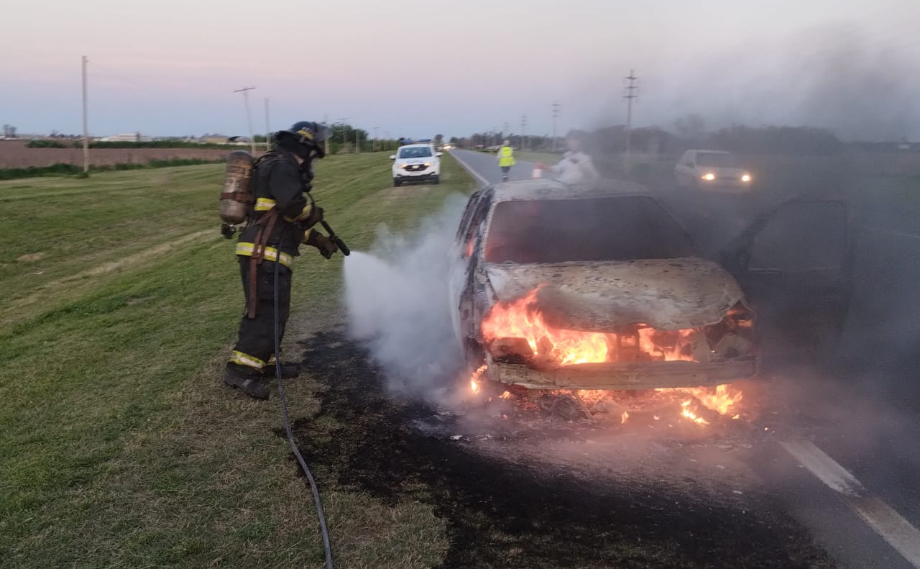 Fuego en la ruta: Un auto fue consumido por las llamas en Aldao