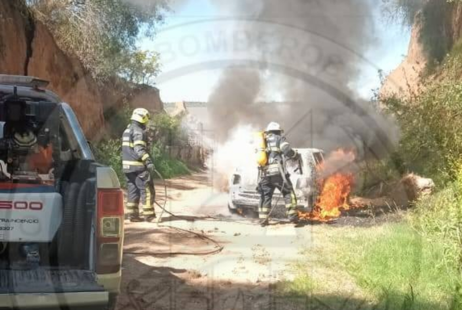 Puerto General San Martín: un automóvil fue consumido por las llamas en la “bajada de las vacas”