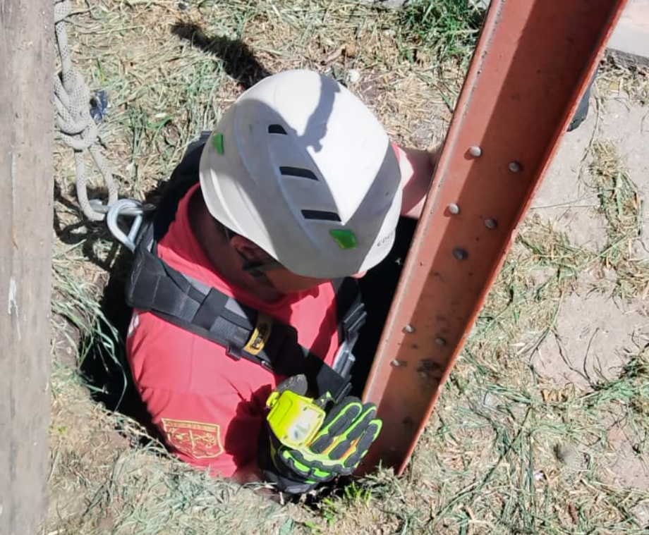 Bomberos Zapadores rescataron a un perro que había caído a un pozo 