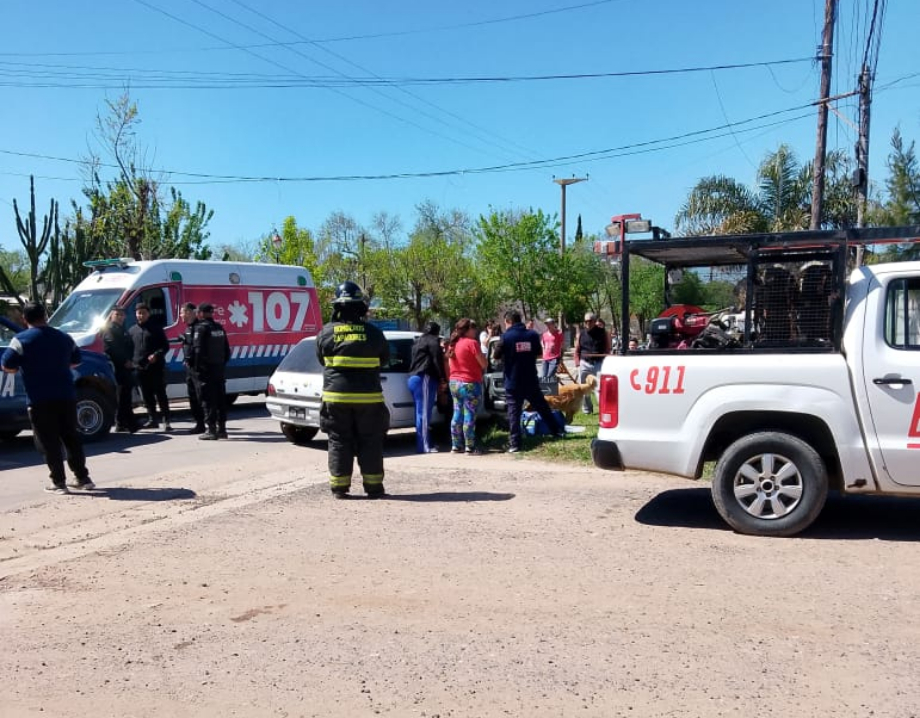 Accidente en Fray Luis Beltrán: choque entre un auto y una moto dejó a una persona atrapada