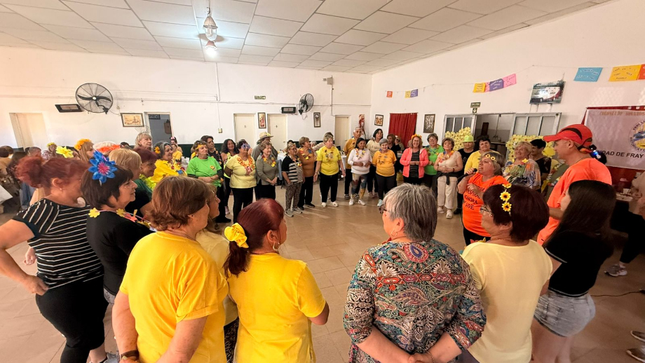Fray Luis Beltrán celebró una jornada de la Colonia de Adultos Mayores con música, flores y alegría