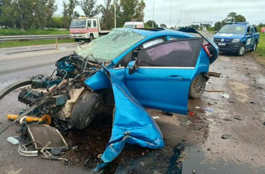 Choque entre un camión y un auto provocó un herido y complicó el tránsito en la autopista