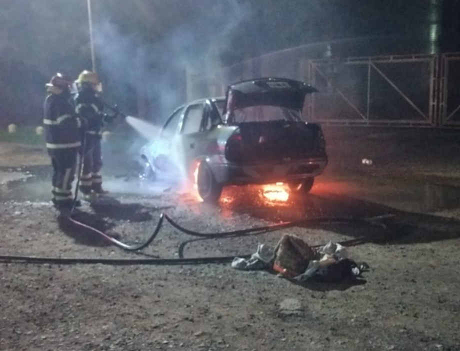 Consumido por el fuego: Un automóvil quedó destruido tras un incendio en Aldao
