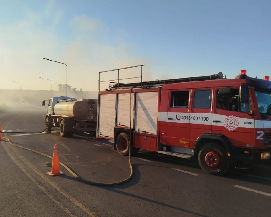 Se produjo un incendio de gran magnitud en un basural junto a la autopista
