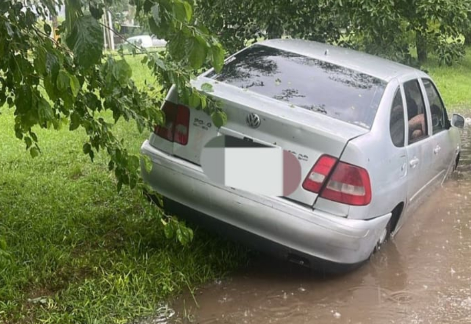 Un auto despistó y cayó a una cuneta en San Lorenzo: no hubo heridos