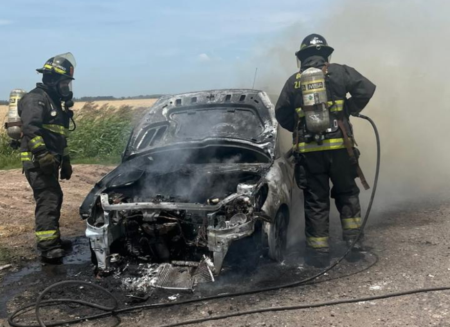 Incendio destruyó por completo un auto en la zona rural de Ricardone