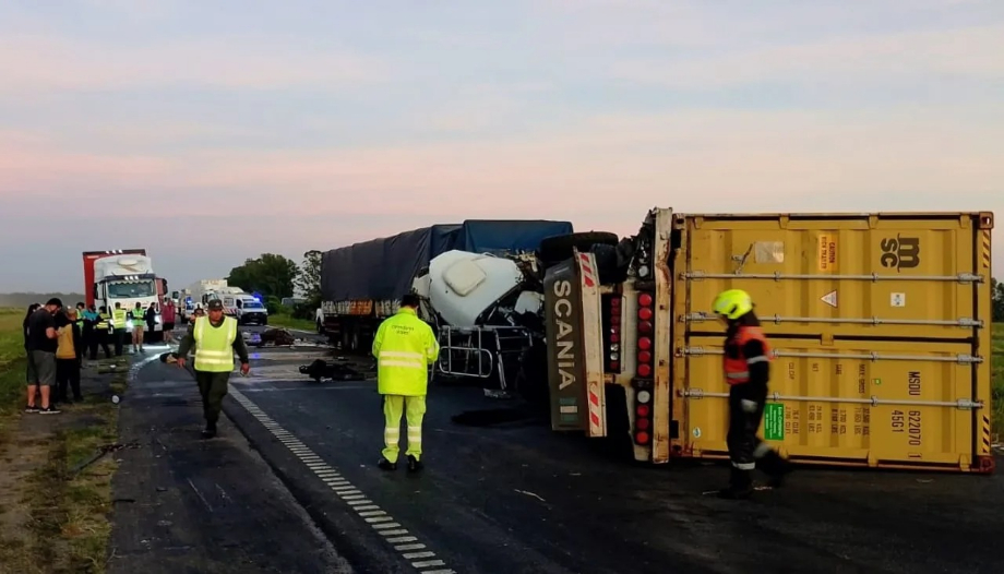 Choque y vuelco de camiones en la autopista Rosario–Buenos Aires: un herido y demoras en la circulación