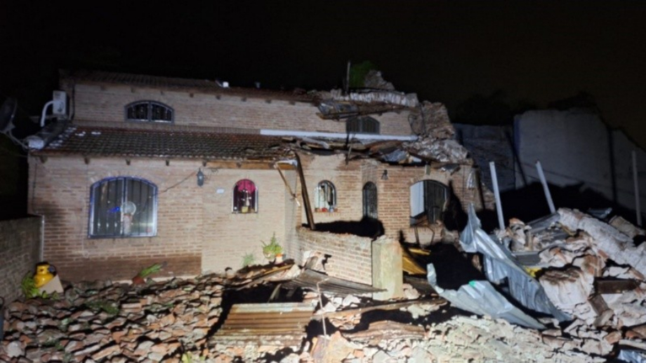 Derrumbe el Oliveros: tres heridos y graves daños al colapsar un galpón en pleno centro