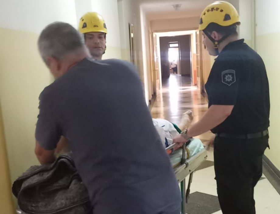 Una mujer sufrió una caída en un primer piso y fue asistida por Bomberos Zapadores en el Colegio Santa Rosa de Viterbo