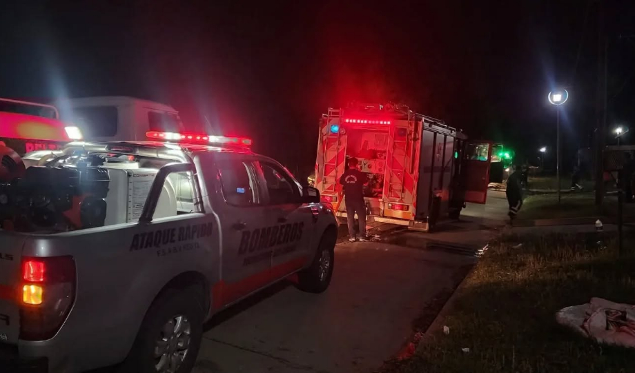 Voraz incendio destruyó una vivienda en la madrugada del lunes: pérdidas totales