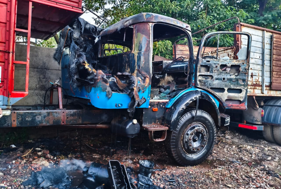 Se incendió un camión en el predio de un taller mecánico