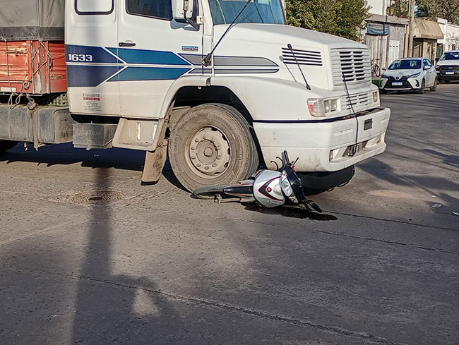 Una moto quedó debajo de un camión en un choque