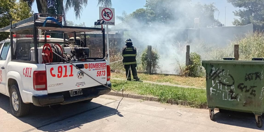 San Lorenzo: Bomberos sofocaron un incendio de pastos y basura en un terreno baldío