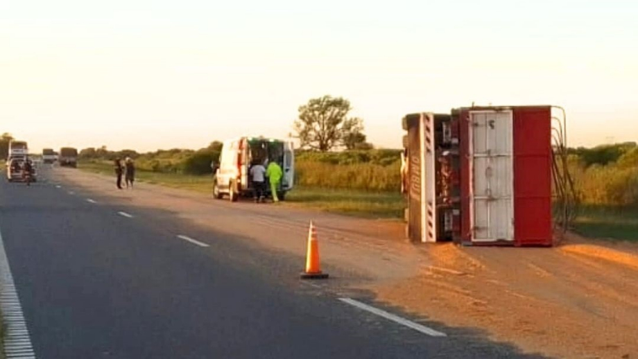 Siniestro vial en la autopista Rosario–Santa Fe: choque entre camiones y derrame de carga