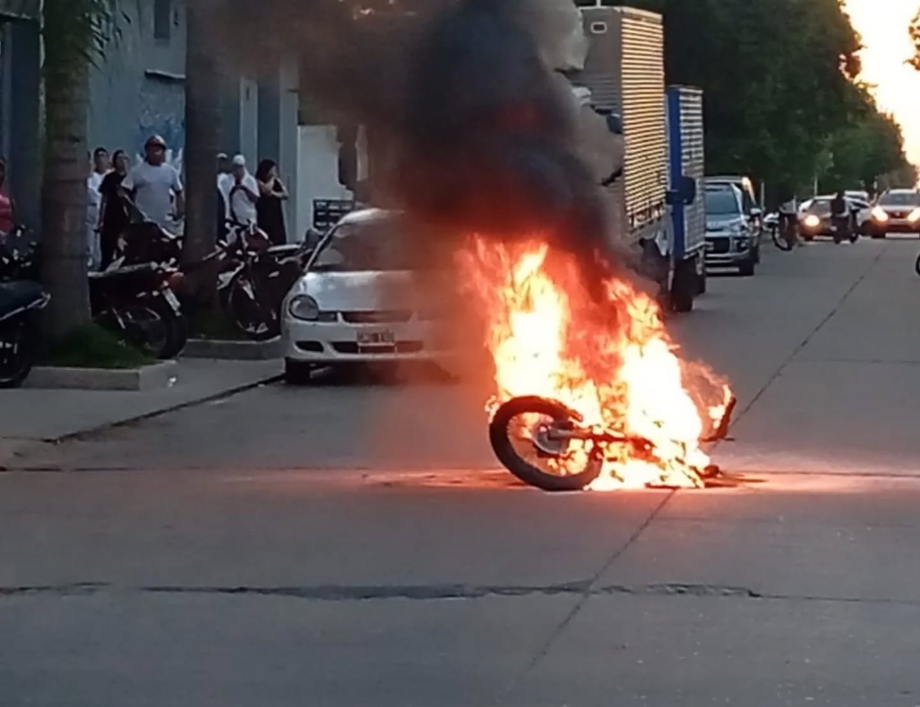 Fray Luis Beltrán: Una motocicleta se incendió en la intersección de Santa Fe y Sarmiento