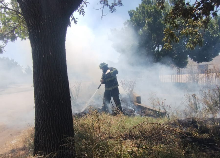 Bomberos zapadores sofocaron un incendio de magnitud en el acceso a San Lorenzo
