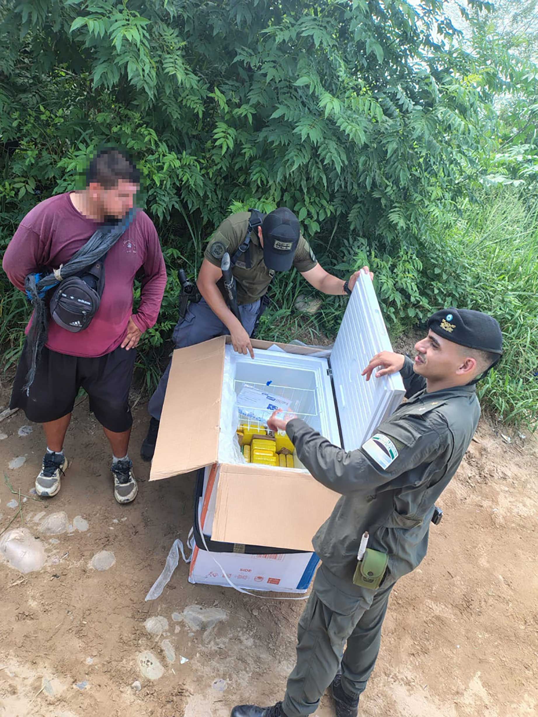 Salta: detienen a un hombre que intentaba ingresar al país cargando un freezer sobre su espalda con 31 kilos de cocaína