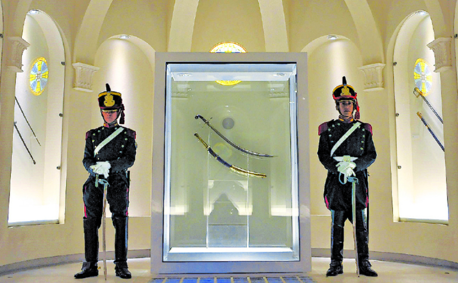 Polémica por el destino del sable corvo de San Martín: ¿Museo Histórico Nacional o Regimiento de Granaderos?