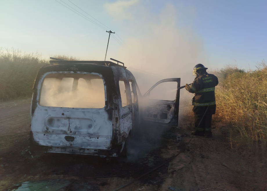 Se incendió por completo una Kangoo en la zona rural de Aldao: una familia logró salir ilesa
