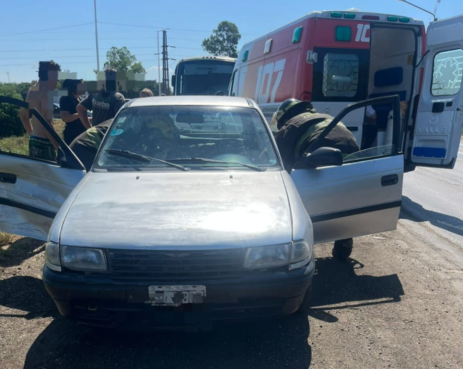 Fuerte choque en la intersección de AO12 y República de Chile: Una mujer debió ser rescatada