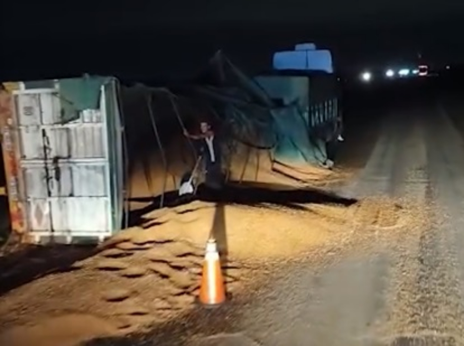 Autopista Rosario–Córdoba: se desprendió el acoplado de un camión y volcó sobre la traza