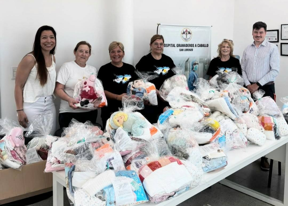 Las esposas de veteranos de Malvinas transforman la venta de alfajores en ayuda para recién nacidos