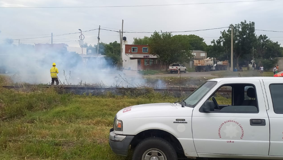 Bomberos sofocaron un incendio de pastizales en las vías del ferrocarril