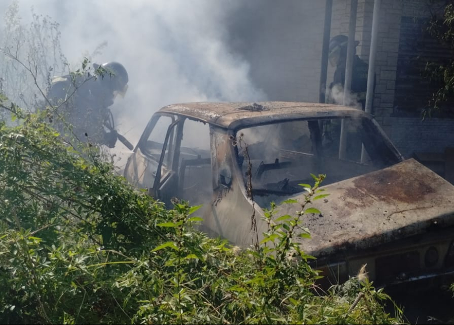 Un auto en desuso se incendió en una vivienda allanada varias veces por acumulación de basura