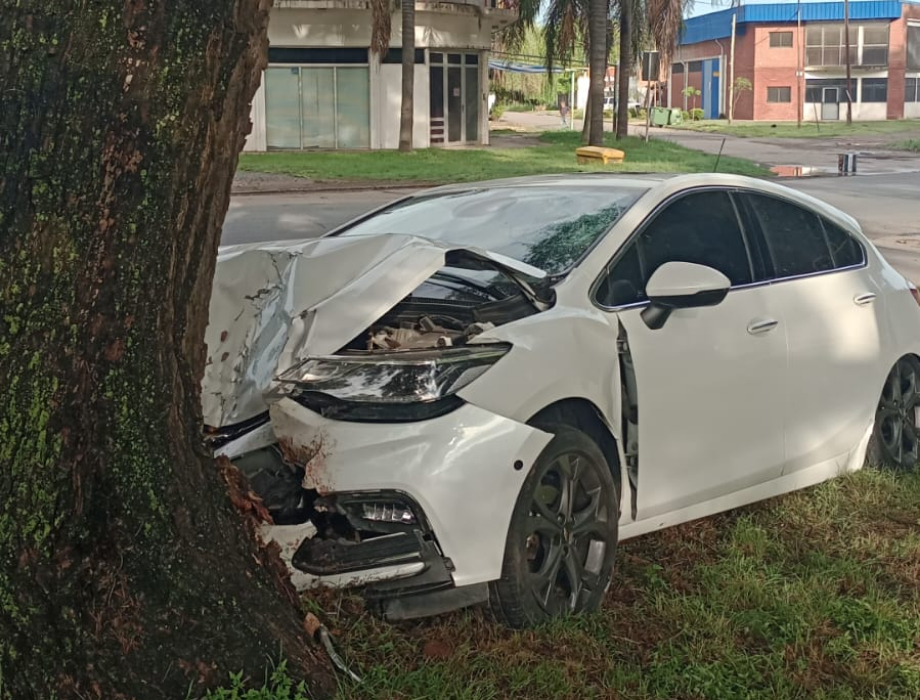 Accidente de tránsito: un auto chocó contra un árbol en la peligrosa curva de ruta 11 y Roldán