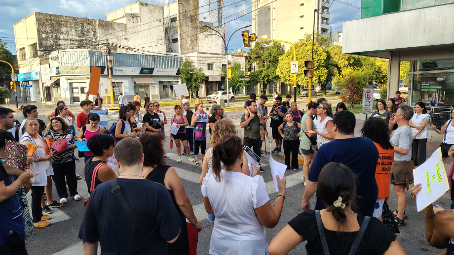 Docentes Autoconvocados marcharon por las calles de San Lorenzo en reclamo de mejoras salariales y laborales