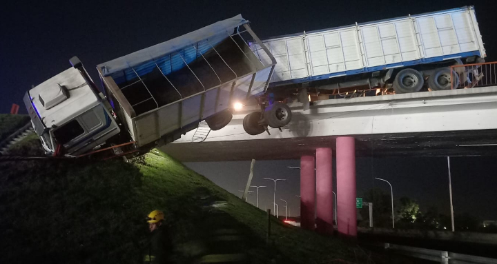 Alerta en la Autopista: Un camión despistó y quedó colgando del puente de la A012