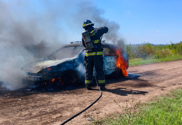 Incendio total de un vehículo en un camino rural entre Aldao y Luis Palacios