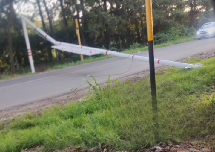 Nuevo incidente en la colectora Hermes Binner: Derribaron el arco limitador